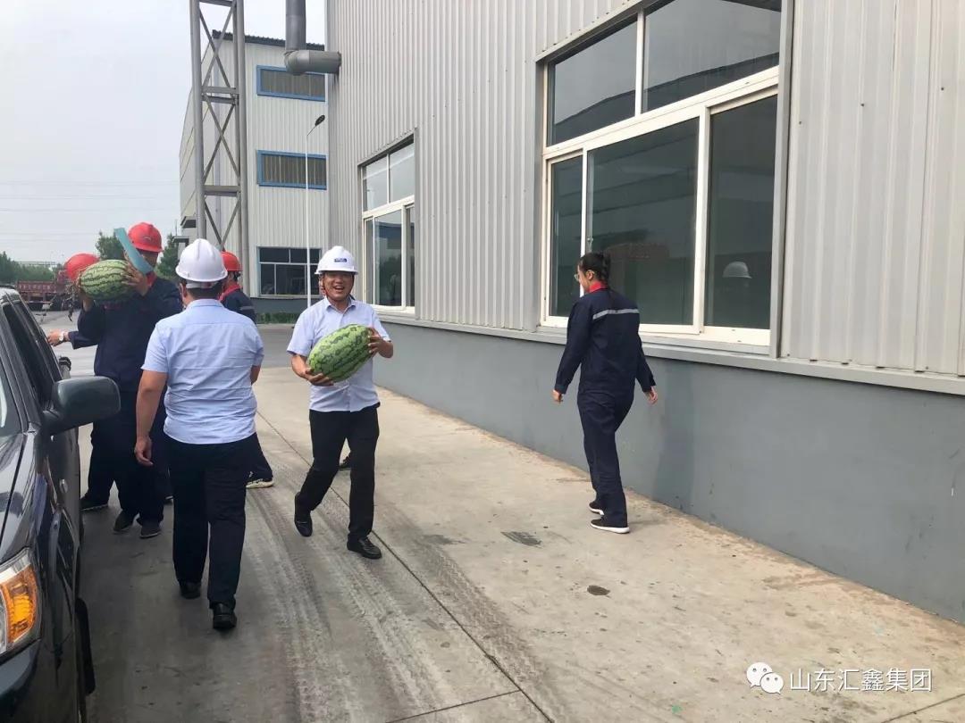 　　連日來，我縣持續悶熱高溫，特別是我們的車間內部溫度更高，一線員工經歷著“上蒸下煮”的酷暑“烤”驗。7月29上午，受董事長魏家清委托，郭強副總經理代表集團高層，帶領安全環保部、鍍鋅事業部等同事，先后深入鍍鋅車間、鋅錠車間、冷軋車間、彩涂車間等20個一線車間部門，看望慰問生產一線員工并送去慰問品，向冒著高溫酷暑辛勤工作的一線員工表示敬意和慰問。  　　郭強副總經理在一線慰問時，詳細詢問目前車間的生產以及防暑準備情況，為大家送去礦泉水、西瓜等慰問品，郭總對大家戰高溫、斗酷暑，不怕苦、不怕累，履職盡責擔當作為的精神表示高度贊揚，對大家的辛勤工作表示肯定，鼓勵大家要再接再厲，克服高溫酷暑，重視安全生產，重視產品質量，高標準、高質量的完成各項生產任務，同時郭總反復叮囑大家注意防暑降溫，勞逸結合，保重身體，確保在崗期間安全生產。  　　各車間紛紛表示，感謝領導到一線慰問，將以此為動力，履職盡責，勁頭不減，抓產能重質量，抓好本車間的安全生產工作，進一步加強員工關懷，切實做好本部門員工的防暑降溫工作，圓滿完成上級下達的各項生產任務。